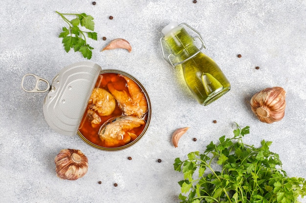 Conserve di pesce in barattoli di latta: salmone, tonno, sgombro e spratto.