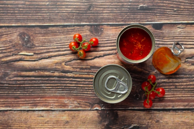 Conserve di pesce in zuppa di pomodoro