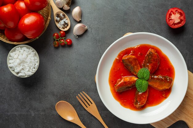 Conserve di pesce in zuppa di pomodoro