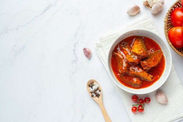 Conserve di pesce in zuppa di pomodoro