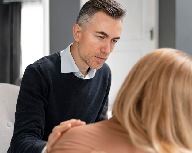 Consigliere di metà tiro che conforta la donna bionda