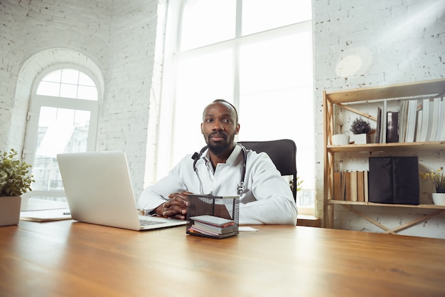 Consulenza medica afroamericana per il paziente che lavora nel gabinetto