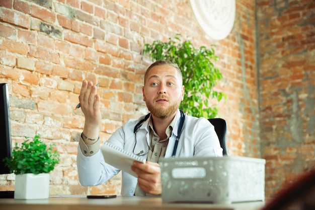 Consulenza medico caucasica per paziente, che lavora in gabinetto