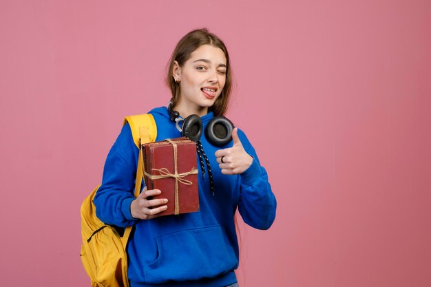 Contenitore di regalo della holding del giovane studente che mostra eccellente e lingua