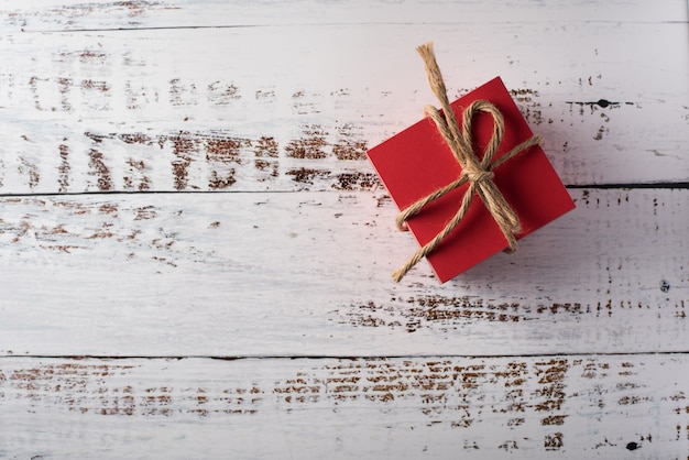 Contenitore di regalo su fondo di legno, concetto di San Valentino