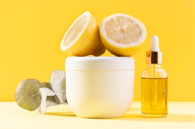 Contenitore per crema e disposizione al limone