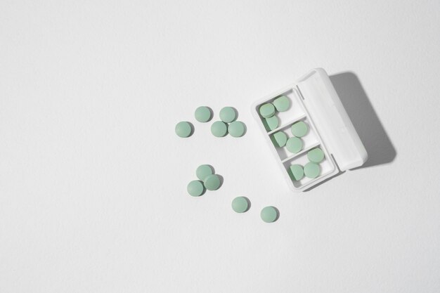 Contenitore per pillole su sfondo bianco