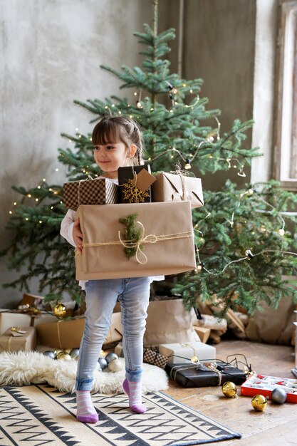 Contenitori di regalo di natale della holding della ragazza