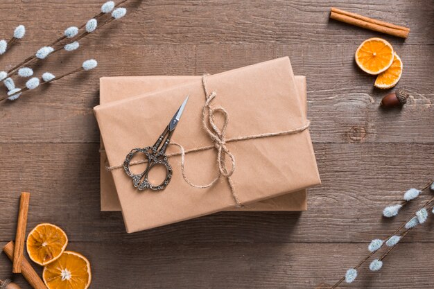 Contenitori di regalo di vista superiore su fondo di legno