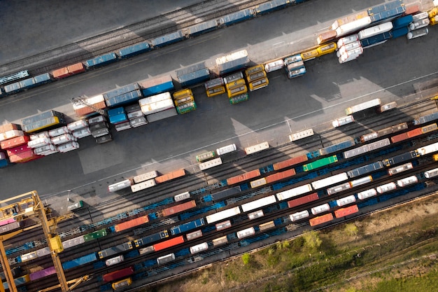 Contenitori e ferrovie sopra la vista