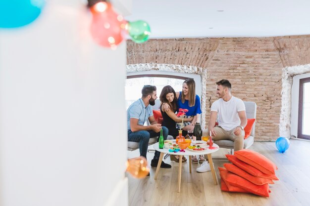 Contenuti persone che hanno festa in casa