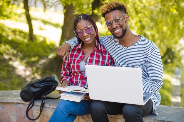 Contenuti studenti con laptop e libri