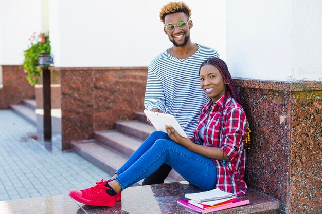 Contenuti studenti neri in piedi con touchpad