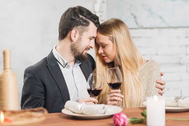 Contenuto coppia innamorata di bicchieri da vino