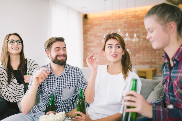 Contenuto di persone che si godono il tempo con la birra