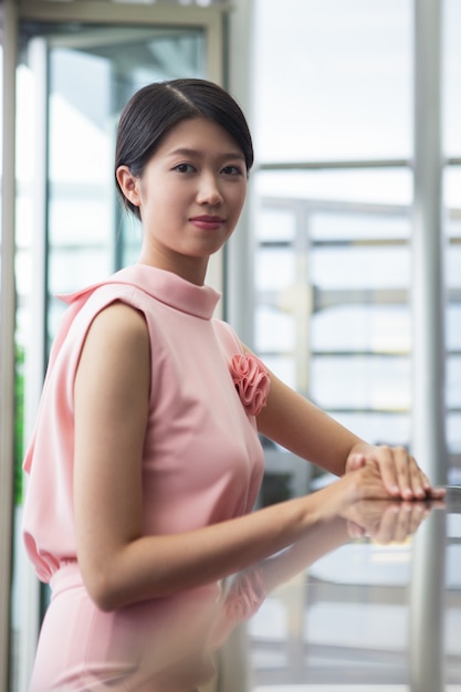 Contenuto Giovane donna asiatica si siede in caffè