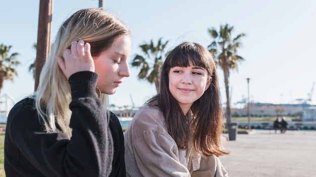 Contenuto ragazze rilassanti trascorrere del tempo insieme