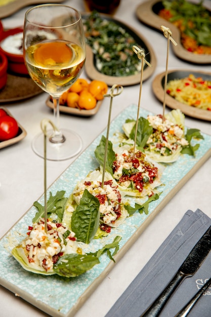 Contorno con peperoni grattugiati formaggio e verdure servito con un bicchiere di vino