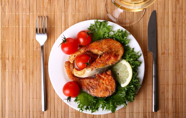 Contorno di salmone fresco con insalata