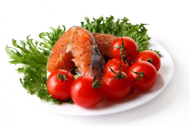Contorno di salmone fresco con insalata