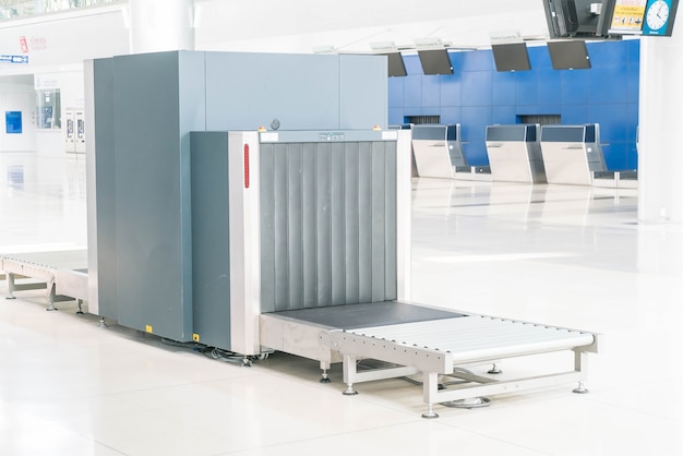 Controlla il bagaglio presso lo scanner radiotrasmettitore aeroportuale