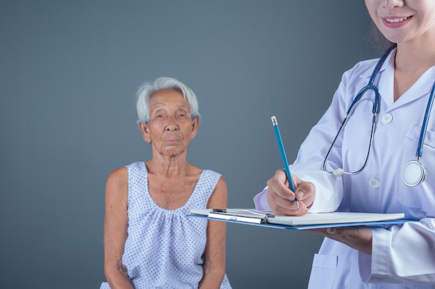 Controllo sanitario anziano con giovane infermiera.