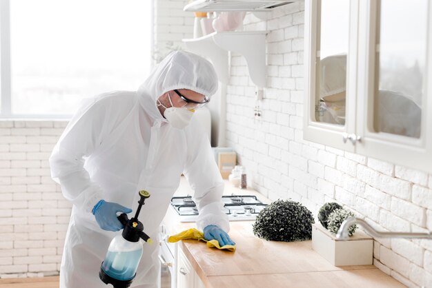 Controsoffitto disinfettante dell'uomo del colpo medio