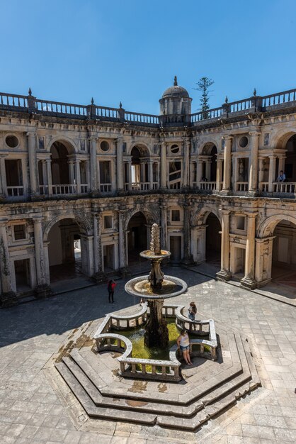 Convento di Cristo con fontane sotto un cielo blu e la luce del sole a Tomar in Portogallo