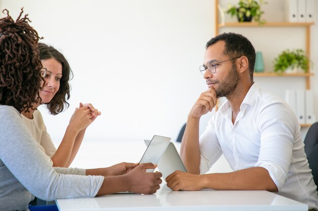 Conversazione allegra dei soci commerciali