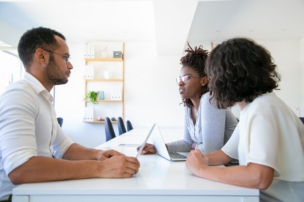 Conversazione concentrata dei colleghi di ufficio