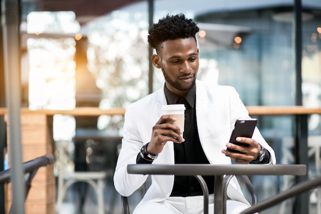 Conversazione di lavoro utilizzando la conversazione estiva alla moda