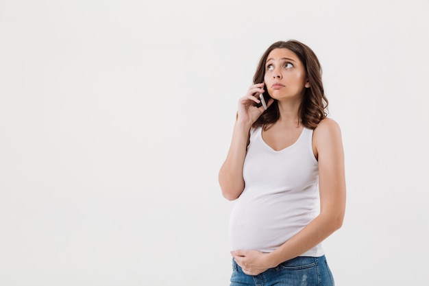 Conversazione isolata donna incinta triste dal telefono cellulare