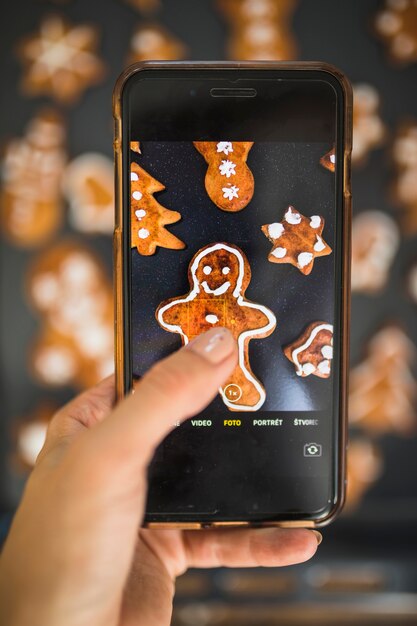 Cookie di tiro di persona con lo smartphone