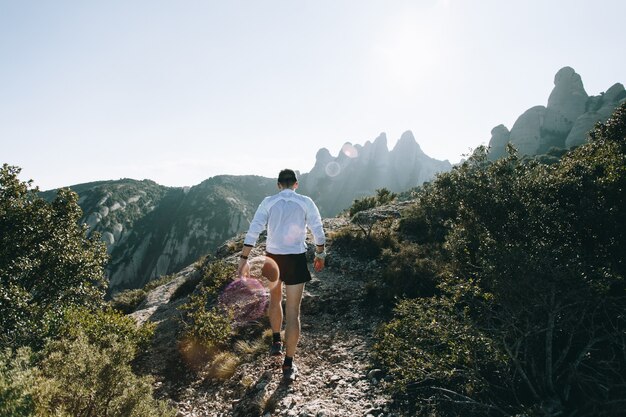 Cool uomo con tatuaggi ultra trail runner