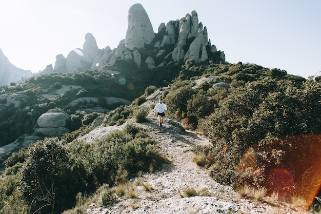 Cool uomo con tatuaggi ultra trail runner