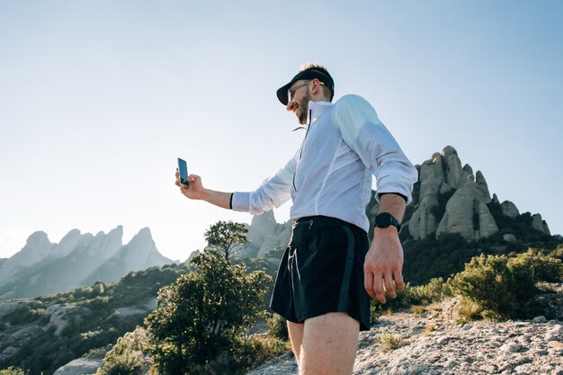 Cool uomo con tatuaggi ultra trail runner