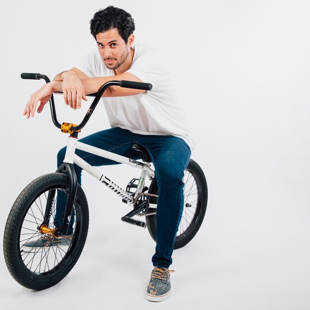 Cool uomo sulla bmx bike