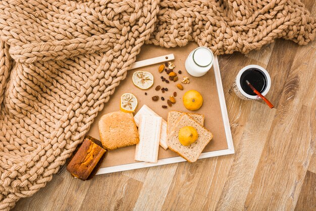 Coperta vicino al cibo per la colazione