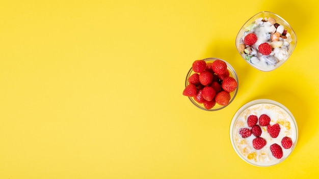 Copi lo spazio Disposizione della prima colazione dei cereali della frutta fresca