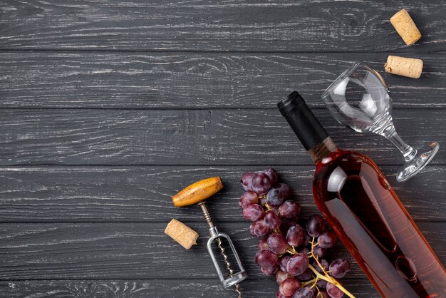 Copia-spazio bottiglia di vino sul tavolo