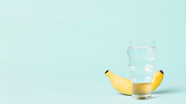 Copia spazio con banana e acqua