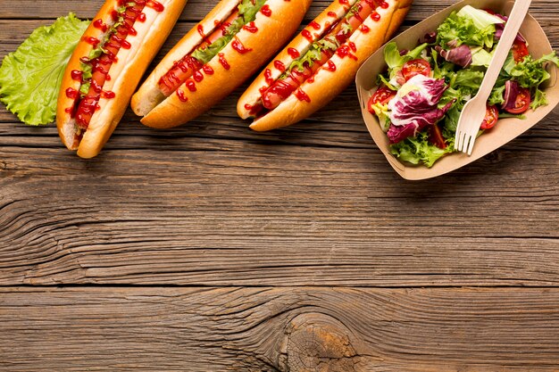 Copia spazio con insalata e hot dog
