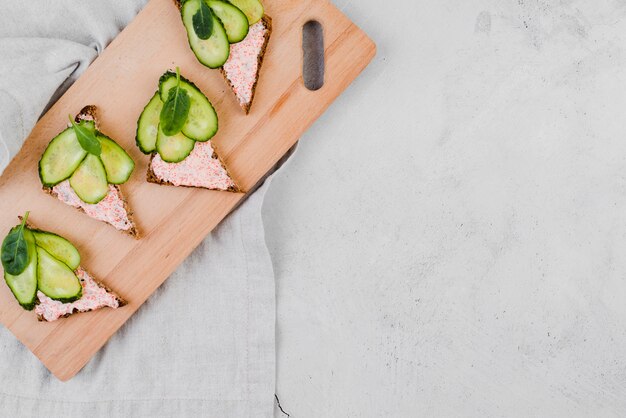 Copia-spazio di pane con uova e cetrioli