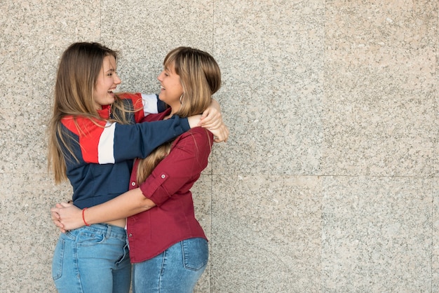 Copia-spazio due giovani abbracci femminili
