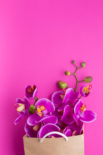Copia spazio fiori di orchidea in un sacco di carta