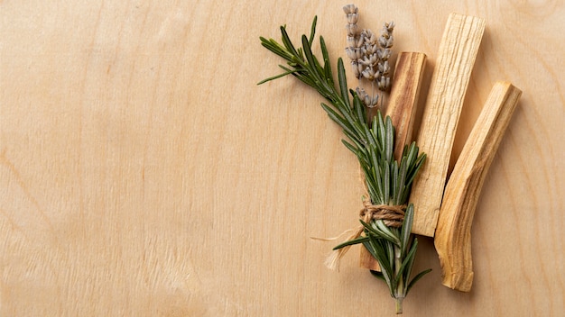 Copia spazio foglie e bastoncini di legno