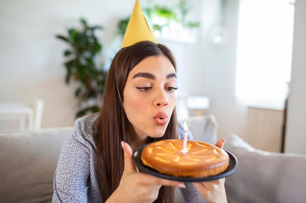 Copia spazio foto di una giovane donna allegra che ha un evento di festa di compleanno con un amico durante una videochiamata Sta facendo un brindisi celebrativo con un bicchiere di vino bianco verso la fotocamera del laptop