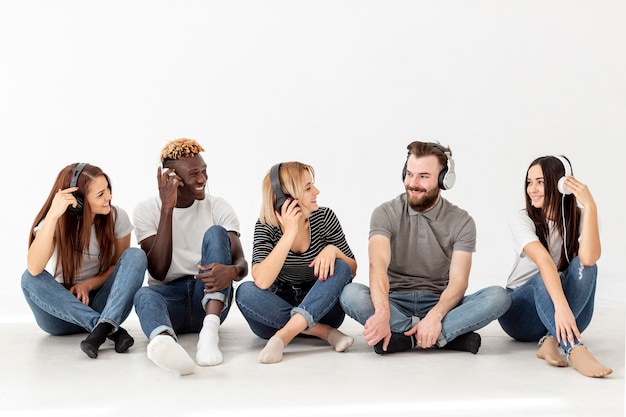 Copia-spazio gruppo di amici seduti sul pavimento
