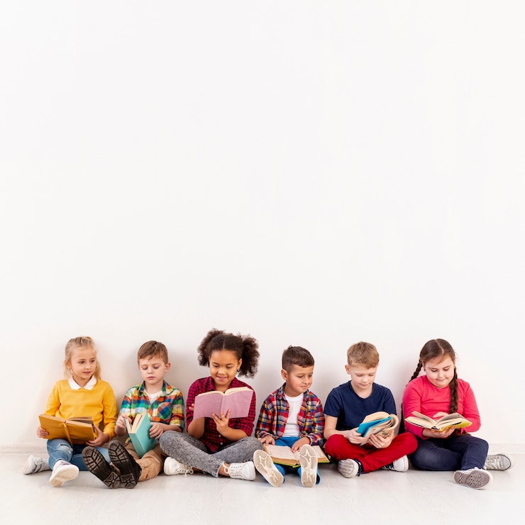 Foto gratuito copia-spazio gruppo di bambini sulla lettura del piano