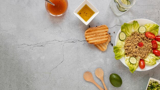 Copia-spazio insalata e pane tostato